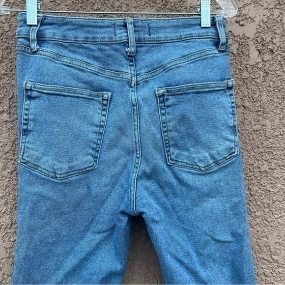 Free People Jeans Size 30 Woman’s 5-pocket style Raw Hem Light Wash Blue - Picture 4 of 12